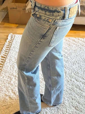 Ljusblå raka jeans med låg midja - Säljer dessa oanvända jeansen från lager 157 då de råkade bli fel storlek. Köpta för 300kr. Midjan är W25”-26”. De är bra i längden trots att de är försmå för mig. Jag är 165 cm.💕 