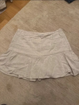 Volangkjol med gömda shorts - Gullig kort volangkjol i linne med gömda shorts!!! Perfekt för sommaren eller hösten, speciellt om det blåser!