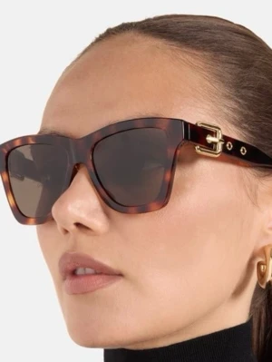  Nya Moschino Oversized Cateye Sköldpaddsmönstrade Bruna Solglasögon -  Helt nya Moschino solglasögon i sköldpaddsmönster med snygga dekorativa spännen på sidorna. Levereras med tillhörande fodral och putsduk.  Givetvis äkta!  Nypris: 2599kr  Se gärna mina övriga annonser för bundlerabatter och samfrakt!