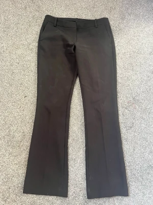 Svarta kostymbyxor med utsvängda ben - Vera bootcut kostymbyxor från bikbok. Jätte snygga men köpte i fel storlek. Använda några fåtal gånger då dom inte passade mig💕 Nypris 499kr 
