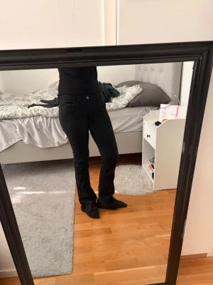 Svarta bootcut jeans med lila detalj - Svarta bootcut jeans från cheap monday, de är knappt använda och är skitsnygga. strl är 27/30. jag svarar gärna på frågor!💕