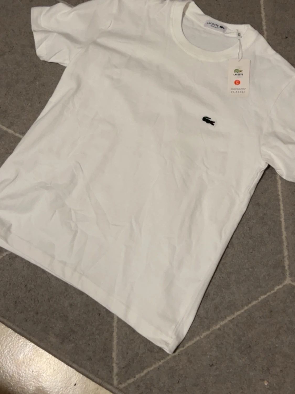 Vit t-shirt från Lacoste