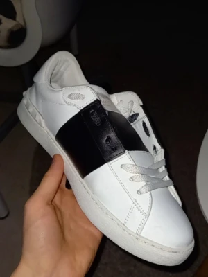Valentino skor - Feta Valentinos i nyskick med ett billigt pris, perfekta inför den kommande sommaren☀️                                                             Påse samt dustbag ingår, skriv om du har frågor om skorna. Storlek 41 i färgen Svart