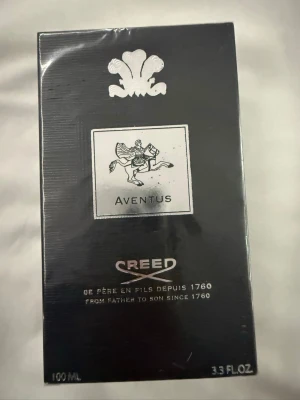 Creed Aventus parfym 100 ml - Creed Aventus är en exklusiv parfym i svart och silver förpackning med elegant design. Flaskan rymmer 100 ml och har en stilren logga med en ryttare på framsidan. Lyxig doft som passar dig som vill sticka ut och uppskattar klassisk elegans.