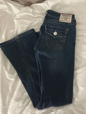True religion jeans - Ett band vid midjan då dom vart stora i midjan men går självklart att ta bort och syns inte, ganska stretchiga och jag e 162 o dom passar perfekt i längden, köpt för 1200 och använt några få gånger