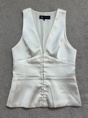 Zara topp - Vit Zara topp. Har en fläck (se bild) 