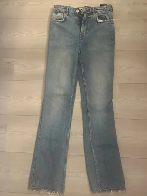 Ljusblå bootcu jeans från Karve - Säljer ett par ljusblå jeans från Karve med raka ben och råa, fransiga benslut. 