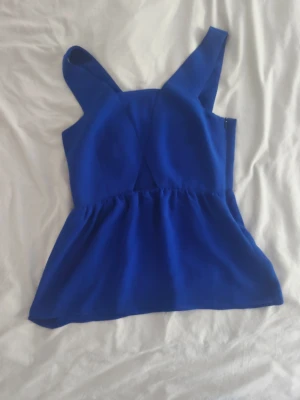 Blå volang linne topp zara - En jätte fin klarblå topp från Zara som tyvärr bara inte används så mycket. Storleken är SX men jag som har S kläder är den perfekt på. Skriv om frågor