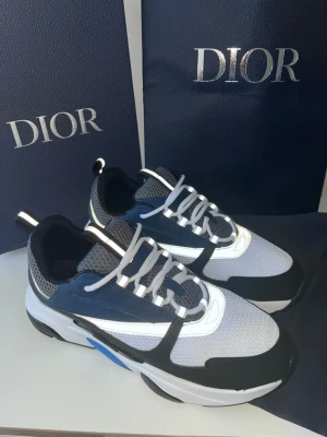 Blåa dior b22 - Skorna är helt nya och kommer med box och dustbag. Storlek 42. Fler storlekar i profilen. Snabba affärer kommer att prioriteras! 