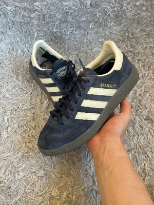 Adidas Spezial sneakers - Säljer ett par sköna Adidas Spezial sneakers! | Mycket fint skick på skorna, finns något mindre tecken på användning! | Storlek 40. | Ställ gärna frågor innan du köper!