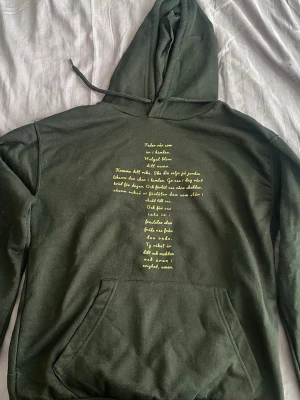 Hoodie med bön  - Svart hoodie med ett kors där det står en bön med guld färg. Har aldrig använts