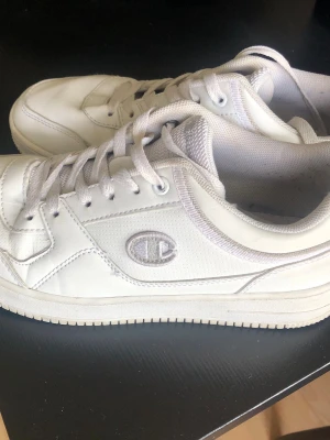 Vita klassiska sneakers - Snygga vita sneakers från Champion. 