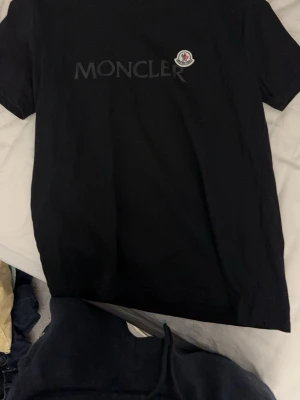 Moncler t shirt  - Knappt använd. Riktigt fet inför sommaren