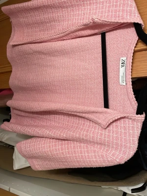 ljus rosa bolero - Säljer mina ljusrosa bolero från Zara få den ej kommer till användning! Storlek M, men passar mig som bär storlek S också! Skriv för fler bilder eller frågor 