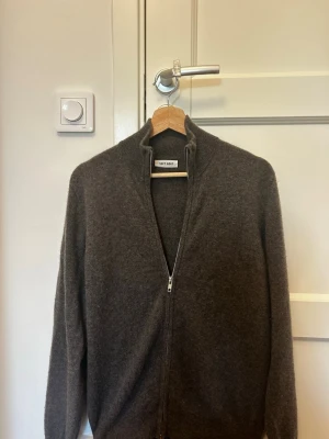 Soft Goat fullzip - Riktigt skön fullzip från Soft Goat i 100% cashmere. Inga tecken på användning. Nypris 3195kr. Ifall ni har frågor är det bara att höra av sig. 
