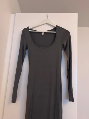 Mörkgrå långärmad bodycon klänning - Material: bomull, använd 1 gång storlek, rekommenderar för någon som är 165+ eftersom den satt långt på mig som är 160