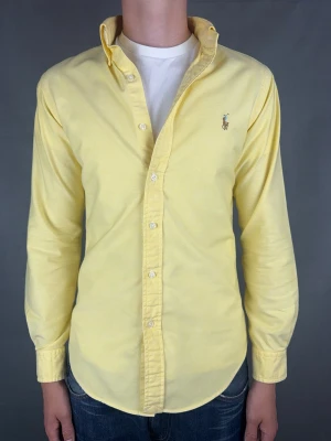 Ralph Lauren skjorta - Ralph Lauren Skjorta Märke: Polo Ralph Lauren Storlek: S Passform: Slimfit Färg: Gul Skick: Mycket bra Beskrivning: utan defekter. Modellen på bilden: 183 cm / 74 kg