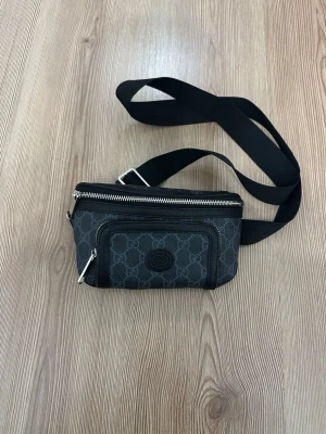 Svart magväska med monogrammönster - Helt ny 