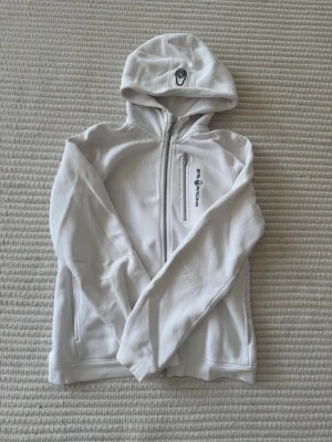 Sail Racing Hoodie Vit  - Säljer nu min vita Sail Racing Hoodie som jag snabbt växte ur. Den är i storlek 170 passar XS/S, med skönt material och fin passform. Skick 8/10 utan större deffekter. Skriv vid minsta lilla fundering! 
