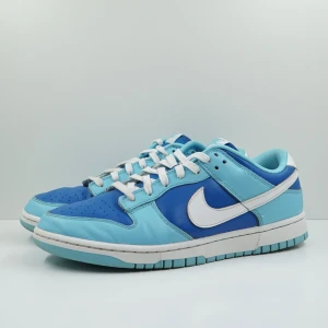 Nike Dunk Low Retro QS Argon (2022) - Nike Dunk Low Retro QS Argon (2022). Nike Dunk Low Retro QS i färgen Argon Blue från 2022. Skick: bra skick.
