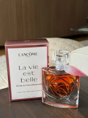 Lancôme La Vie Est Belle Rose EdP 50ml - Lancôme La Vie Est Belle Rose Extraordinaire är en elegant parfym med blommig doft. Flaskan är oöppnad i kartong, 50ml. Säljer då jag har alldeles för många parfymer redan. Nypris är 1379 kr 💖💖