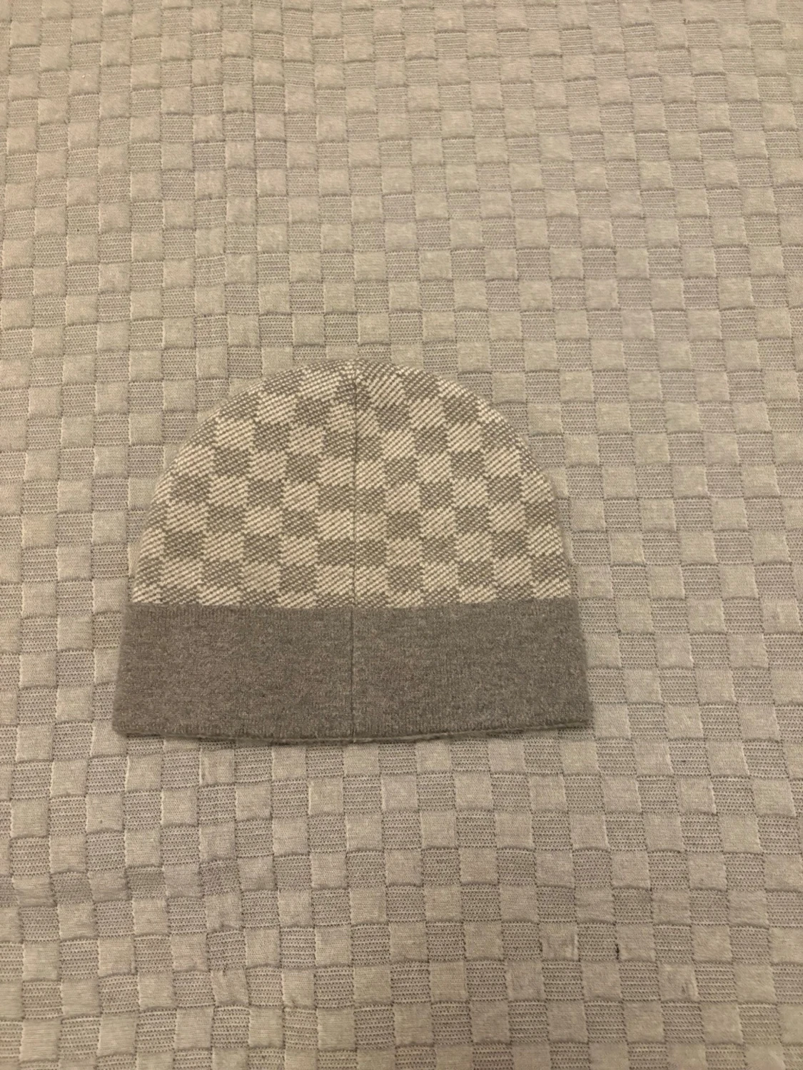 Grå mössa med rutmönster - 1