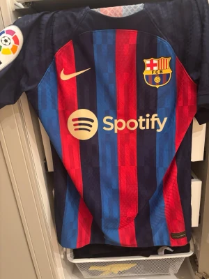 Barcelona matchtröja Nike blå/röd - Säljer en FC Barcelona matchtröja från Barca i Spanien. Köpte den i deras lokala butik i Spanien/Barca.      Priset kan diskuteras 