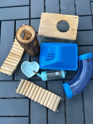 Hamster bur med alla tillbehör.  - En mellan stor, hamster bur med alla tillbehör. Matskål, vattenflaska, Hus, sandbad och små tunnlar. Vi säljer våran hamsterbur då vi inte har hamster längre och inte ser någon anledning att ha kvar den. Vi har haft den i ca två år. Tillbehören är i gott-okej skick. 🧡 Spån kommer med. Håll på gallret längst upp är pga tunnlarna som ska vara över buren där hamstern kan gå i, vi har de tunnlarna kvar men valde plocka bort de då de tar plats. Skulle man vilja ha tunnlarna, kan man få med. 😊 