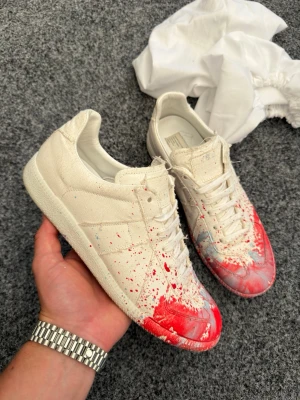Maison margiela gats paint splatter - ”’fetaste skorna på marknaden!” Sjukt snygga och sällsynta margiela gats ”paint splatter” slutat tillverkas så dessa är marknadens fetaste och samtidigt medt eftertraktade sko! Size 41 . Skick 9,5/10 skorna är i nästan nyskick. 2 dustbags ingår. Garanterad äkthet. Kan gå ner i pris vid snabb affär! Skriv vid intresse 🤩