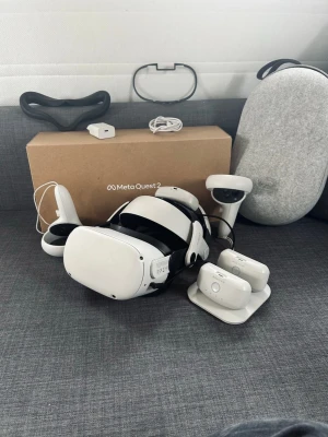 Meta Quest 2 med tillbehör  - Hej! Jag säljer nu mitt Meta quest 2 eftersom jag tappat intresset. Allt på bilderna kommer med och även garanti finns kvar.  Det som kommer med är Hedsetet, Bobovr M2 Pro headstrap, 3 stycken batterier till Headstrapen, laddstation till batterierna, bärfodral och alla tillbehör som kommer med när man köper den ny! Priset är inte hugget i sten så jag accepterar bud! 