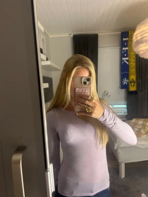 Ljuslila långärmad topp - Säljer en as snygg ljuslila, lagom genomskinlig långärmad topp med rund halsringning, toppen är tillverkad i ett mjukt och stretchigt material, använd 1 gång❣️