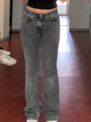 Grå bootcut jeans  - Säljer ett par grå bootcut jeans från Gina Tricot 💗