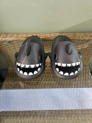 Sharkslippers - Säljer dessa hajtofflor i EU-storlek 31-32. Jag har i flera storlekar mellan storlek 23-32
