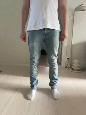 Nudie jeans - Säljer ett par feta ljusblå nudie jeans då de för stora för mig. 10/10 skick (aldrig använt). Stl-27:32. Modellen är slim. Ny pris är 1600