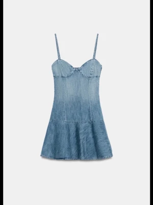 Kort jeansklänning med smala axelband - Snygg kort jeansklänning med smala axelband och markerad byst. Klänningen har en utställd kjol och är tillverkad i blå denim. Perfekt för en avslappnad och trendig look.