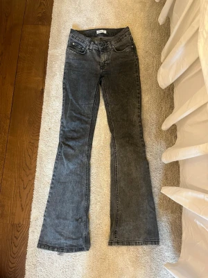 Low waist bootcut jeans Gina Tricot - Fina och i bra skick, något slitna längst ner 💗