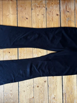 Svarta träningsbyxor bootcut - Säljer ett par svarta träningsbyxor med bootcut-modell. Storlek XXS - perfekta för ca 160 långa.