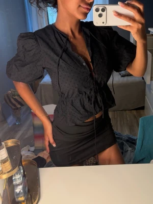 svart  blus med puffärm och knyt - svart blus från hm med puffärm och knyt 🖤 snygg o festlig