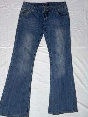 Vintage Diesel lågmidjade flared jeans  - Säljer ett par klassiska lågmidjade blå bootcut jeans från Diesel Jeans. Strl 34/34, Gren: 21cm, midja: 41cm. Passar både s och m beroende på mått. 