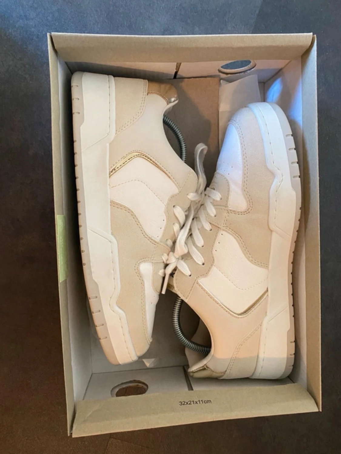 Vita och beige sneakers från Only - 1