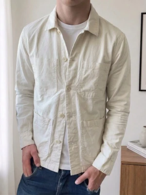 Vit overshirt - Vit overshirt i strl S. Bra skick utan nåra defekter och hör gärna av er vid frågor elr funderingar!!