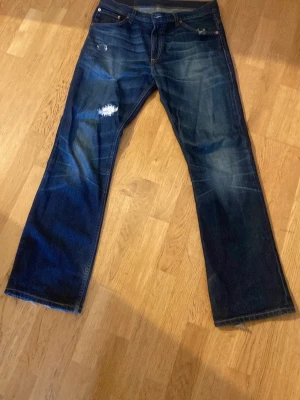 Mörkblå Levis 507 - Säljer ett par mörkblå jeans från Levis som är i modellen 507. Riktigt feta! Storleken är W32 och L32