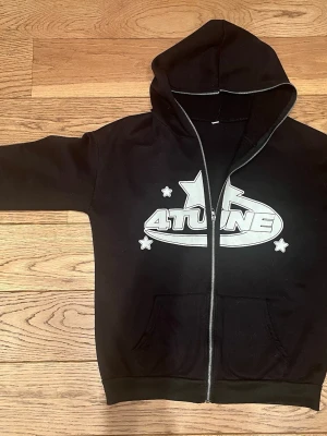 Svart 4Tune hoodie  - Svart 4Tune hoodie i bra skick lite använd men ser ungefär ut som ny.