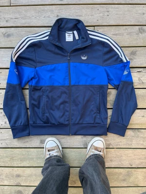 Adidas zipup - Riktigt skön adidas zip up, jacka/kofta. Väldigt fint skick 