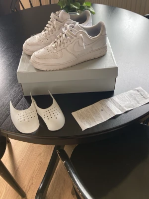 Vita Nike Air Force 1  - Jag köpte dem för 120€ vilket är cirka 1300kr i El Corte Ingles i Malaga. Jag köote de i somras men anvönde de bara den första veckan jag köpte dem. 