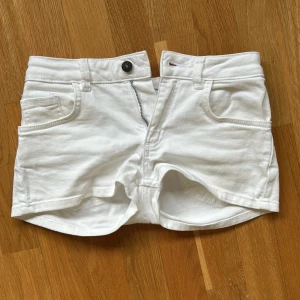 Lowwaist vita shorts från Subdued - Lowwaist vita jeansshorts från subdued. Knappt använda. Säljer då de är lite för små på mig❤️