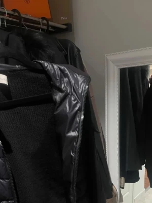 Svart vindjacka med huva - Svart Moncler cardigan jacka, den är lite solbränd men inget som syns så mycket. Äkta bevis på jackan finns och mer bilder ifall du som intresserad vill ha