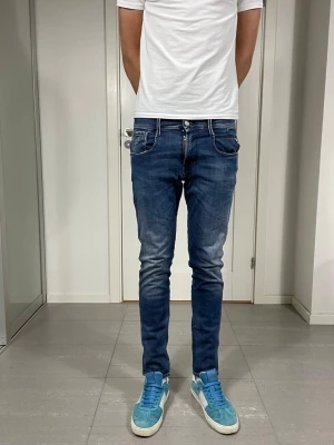 Replay Anbass Jeans  - Säljer nu dessa Replay Anbass jeans, W28 o L30 med mått: ca 36,5- 37 o 100 cm. skriv för fler bilder/frågor🙌🏼