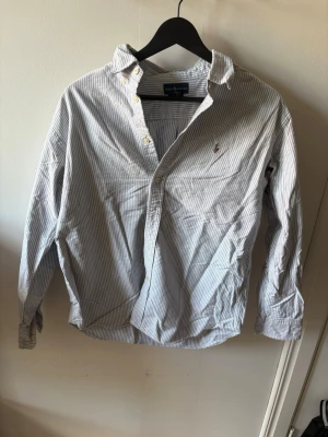 Polo Ralph Lauren Skjorta - Skön polo Ralph lauren skjorta i bästa skick. Nypris 1700 kr från polos hemsida mitt pris 550. Pris kan diskuteras vid snabb affär
