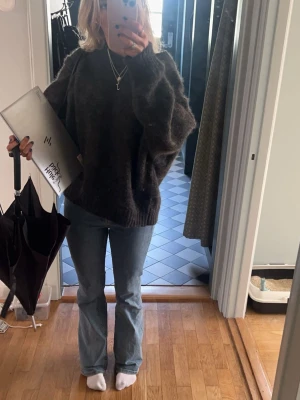 Blå bootcut jeans med klassisk passform - Säljer ett par blå bootcut jeans i mycket bra skick med klassisk passform och normal midja. Jeansen har en lätt utsvängd benform och är i ett mjukt denimtyg!🩷🌸 